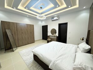 4 bedrooms, iron/ironing board, WiFi, bed sheets