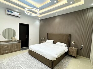 4 bedrooms, iron/ironing board, WiFi, bed sheets