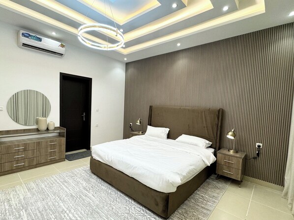 4 bedrooms, iron/ironing board, WiFi, bed sheets