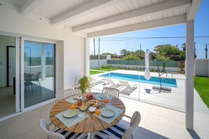 屋外ダイニングエリア