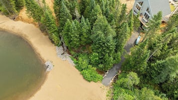 En la playa y camastros