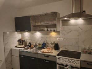 Frigorifero, forno, bollitore elettrico, pentole/stoviglie/utensili