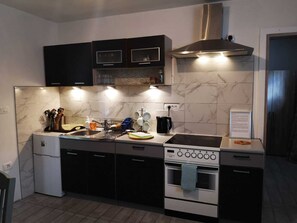 冷蔵庫、オーブン、電気ポット、調理器具と食器