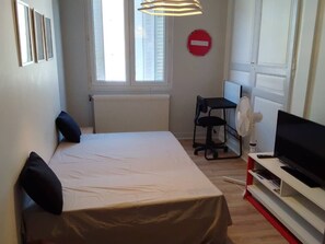 1 bedroom, desk, free WiFi, bed sheets