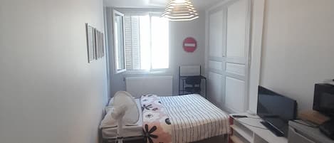 1 bedroom, desk, free WiFi, bed sheets