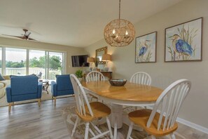 Dining - Charming 3-bedroom townhome with WiFi, AC in fantastic Key West Golf Course (Key West)
