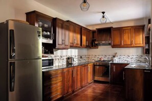 Fridge, microwave, oven, stovetop - Renovated Family Bungalow, conveniently located, with modern ammenities (6 Sri Jayawardenepura Kotte)