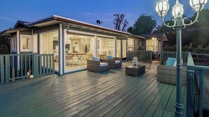 A house with a deck, outdoor furniture, and a lamp post. - DREAM HOUSE IN PASADENA (Pasadena)