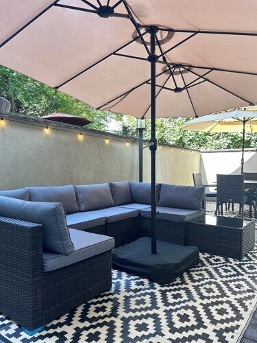 Modern 1-bedroom Garden Apartment with Backyard, up to 25 mins to Times Square