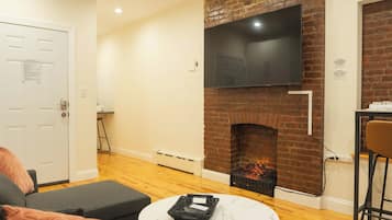 Smart TV, fireplace