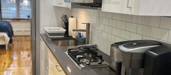 Modern 1-bedroom Garden Apartment with Backyard, up to 25 mins to Times Square