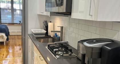 Modern 1-bedroom Garden Apartment with Backyard, up to 25 mins to Times Square