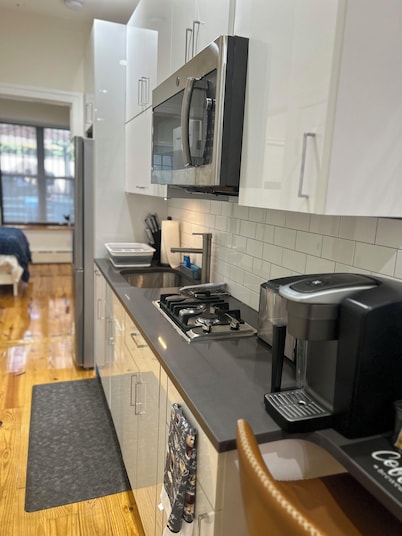 Modern 1-bedroom Garden Apartment with Backyard, up to 25 mins to Times Square