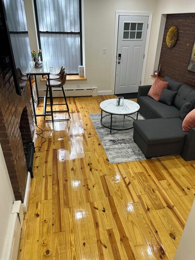 Modern 1-bedroom Garden Apartment with Backyard, up to 25 mins to Times Square