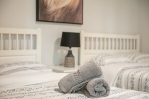 4 habitaciones, tabla de planchar con plancha, wifi y ropa de cama 