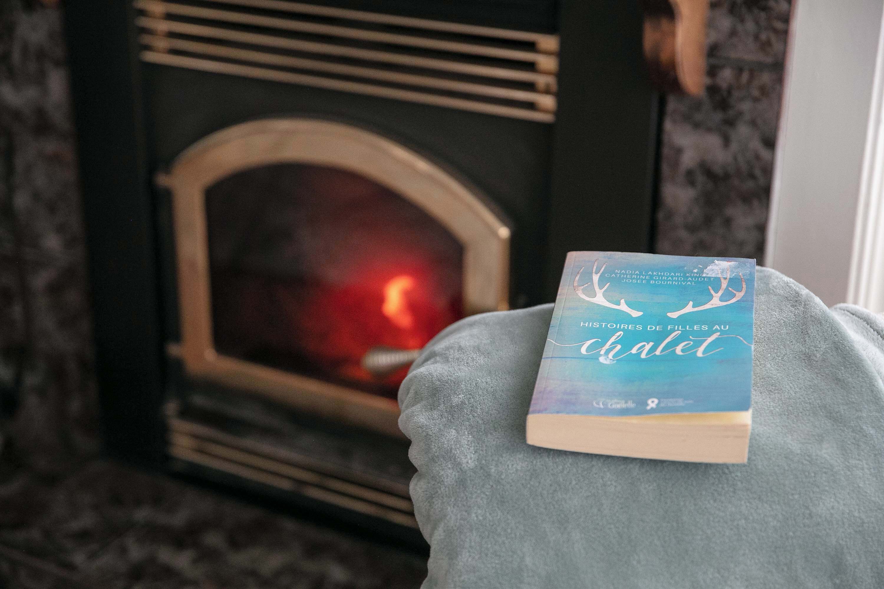 Un libro intitolato 'Chalet' appoggiato su un cuscino.