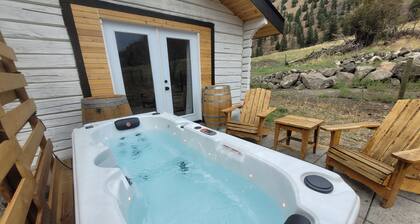 Cozy Cabin with Hot Tub Hideaway: Wildlife Sanctuary!