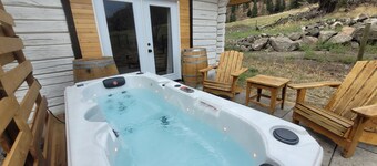 Cozy Cabin with Hot Tub Hideaway: Wildlife Sanctuary!