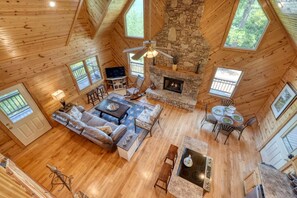 Smart TV, chimenea, tenis de mesa y estéreo 