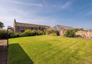 Exterior - An impressive and unique 3-bedroom cottage in a picturesque countryside setting. Sleeps 5. (North Berwick)