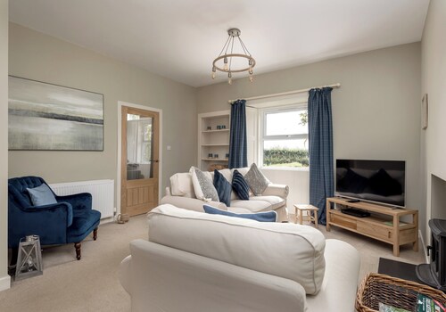 An impressive and unique 3-bedroom cottage in a picturesque countryside setting. Sleeps 5.