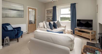 An impressive and unique 3-bedroom cottage in a picturesque countryside setting. Sleeps 5.