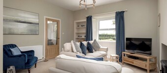 An impressive and unique 3-bedroom cottage in a picturesque countryside setting. Sleeps 5.