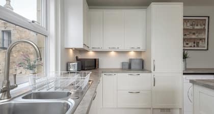 An impressive and unique 3-bedroom cottage in a picturesque countryside setting. Sleeps 5.