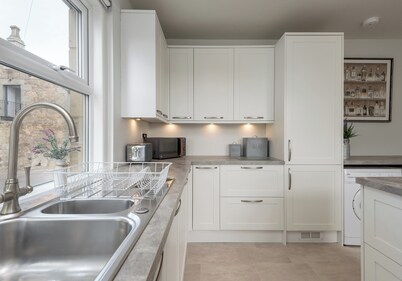 An impressive and unique 3-bedroom cottage in a picturesque countryside setting. Sleeps 5.