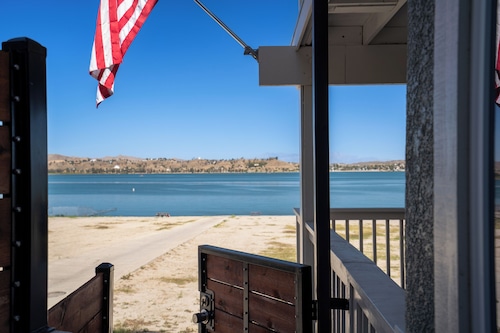 Gorgeous Lake Front Home w/ Boat access Unit 1