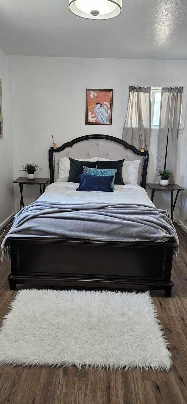 1 bedroom, desk, WiFi, bed sheets