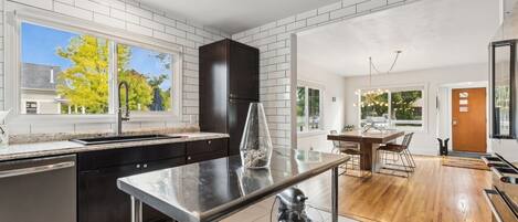 ثلاجة، ميكروويف، فرن، موقد طهي مسطح