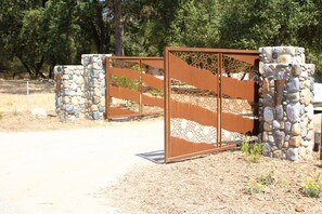 Property grounds - 4 Bedroom and 4 Bathroom plus River Front and Pet Friendly! (Three Rivers)