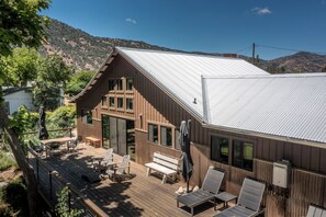 Outdoor dining - 4 Bedroom and 4 Bathroom plus River Front and Pet Friendly! (Three Rivers)