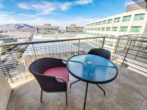 خزنة داخل الغرفة ومكتب ومساحة عمل للكمبيوتر المحمول وستائر تعتيم