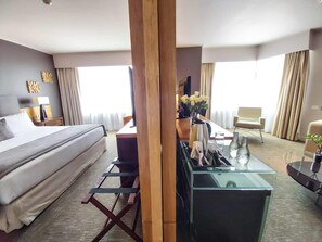 In-room safe, desk, laptop workspace, blackout drapes - LRH Calama, an Ascend Collection Hotel (Calama)