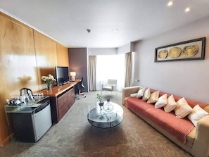 In-room safe, desk, laptop workspace, blackout drapes - LRH Calama, an Ascend Collection Hotel (Calama)