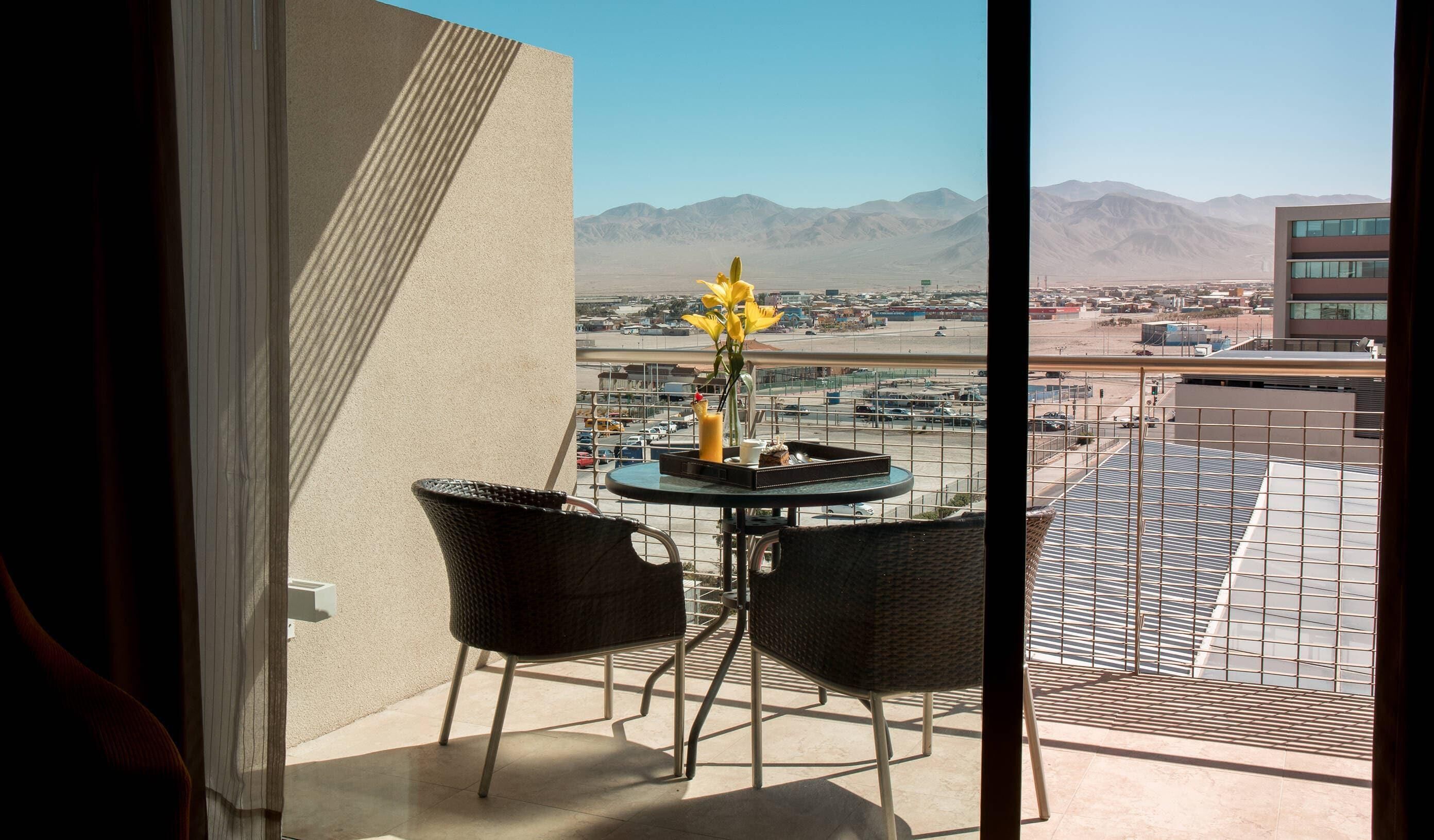 Habitación estándar, 2 camas Queen size, para no fumadores | Caja de seguridad en la habitación y escritorio 