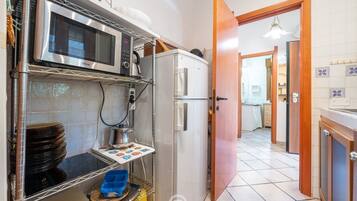 Refrigerador, microondas, parrilla de estufa y utensilios de cocina