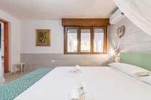 2 bedrooms, desk, iron/ironing board, travel crib