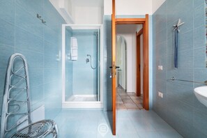Shower, hair dryer, bidet, towels - Villa Foxi Serenity near the sea (Quartu Sant'Elena)