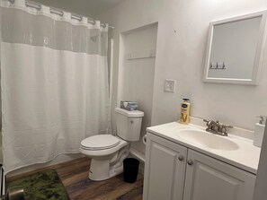 Bathroom - Spacious ski chalet with pool table & mountain views (Rutland)