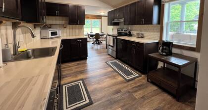 Spacious ski chalet with pool table & mountain views