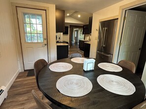 Dining - Spacious ski chalet with pool table & mountain views (Rutland)