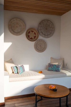 1 habitación, escritorio y espacio para trabajar con laptop 