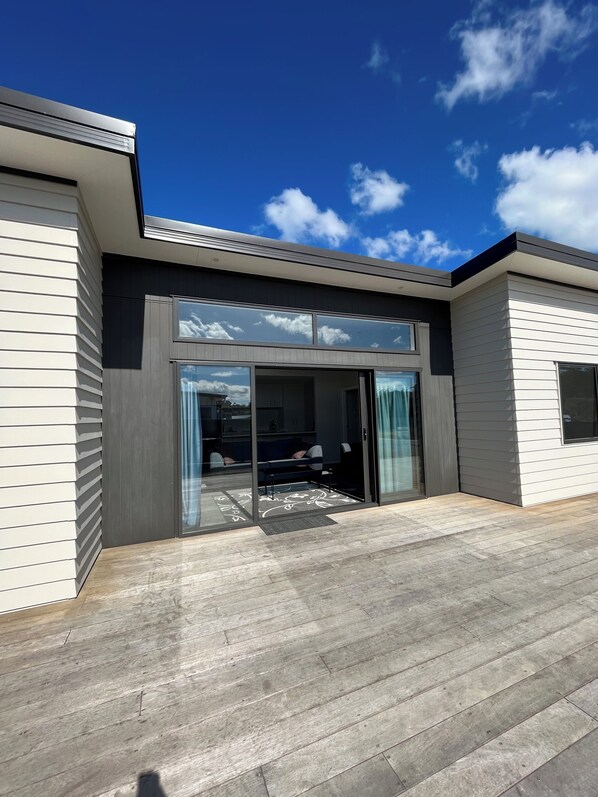 Exterior - Exclusive BookaBach. 1 min Walk To Beach. 4 Queen Beds. Warm, Sunny Beach House. (Napier)