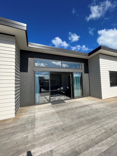 Exclusive BookaBach. 1 min Walk To Beach. 4 Queen Beds. Warm, Sunny Beach House.