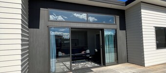 Exclusive BookaBach. 1 min Walk To Beach. 4 Queen Beds. Warm, Sunny Beach House.