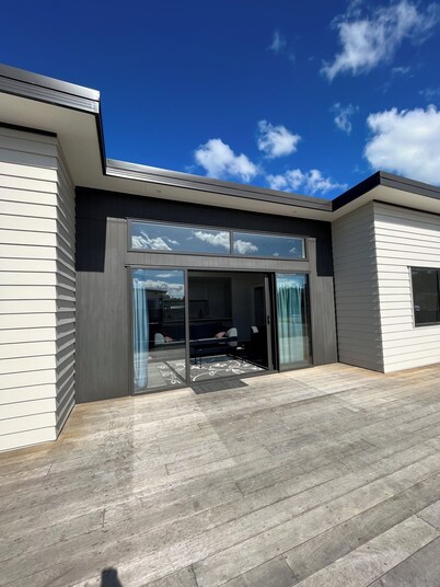 Exclusive BookaBach. 1 min Walk To Beach. 4 Queen Beds. Warm, Sunny Beach House.