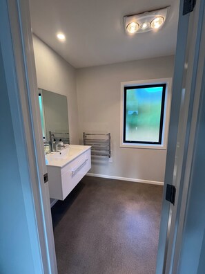 Interior - Exclusive BookaBach. 1 min Walk To Beach. 4 Queen Beds. Warm, Sunny Beach House. (Napier)